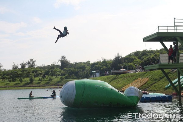 ▲▼台東活水湖CAMP，水上彈跳包，極限飛梯，台東森林公園，台東活水湖。（圖／記者蔡玟君攝）