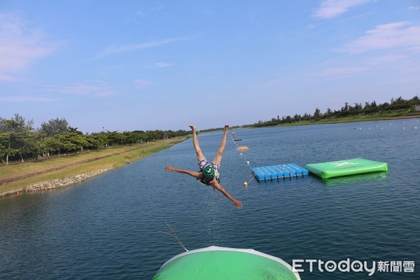 ▲▼台東活水湖CAMP，水上彈跳包，極限飛梯，台東森林公園，台東活水湖。（圖／記者蔡玟君攝）