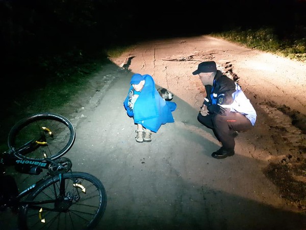 ▲▼ 單車騎士馬汀艾恩（Martin Ion）在羅馬尼亞山區騎車跌倒，寒冷深夜浪浪MAX「全程陪伴」。（圖／翻攝自臉書／Jandarmeria Caras Severin）