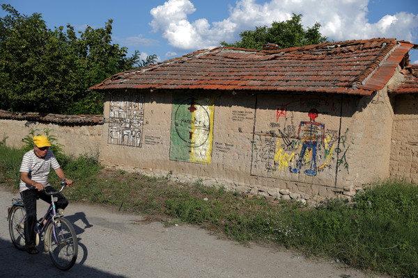 ▲保加利亞的小村莊變露天藝廊。（圖／路透社）