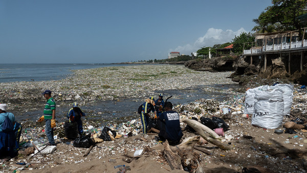 這大量塑膠真的太驚人！非政府組織「Parley for the Oceans」於上月在多明尼加海岸附近，拍攝到大量的「塑膠」隨著海量不斷拍打上岸，數量多到分不清到底是海還是塑膠。（圖／翻攝自Parley for the Oceans）