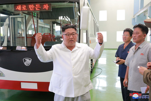 ▲▼ 金正恩試乘新型電車。（圖／路透社）