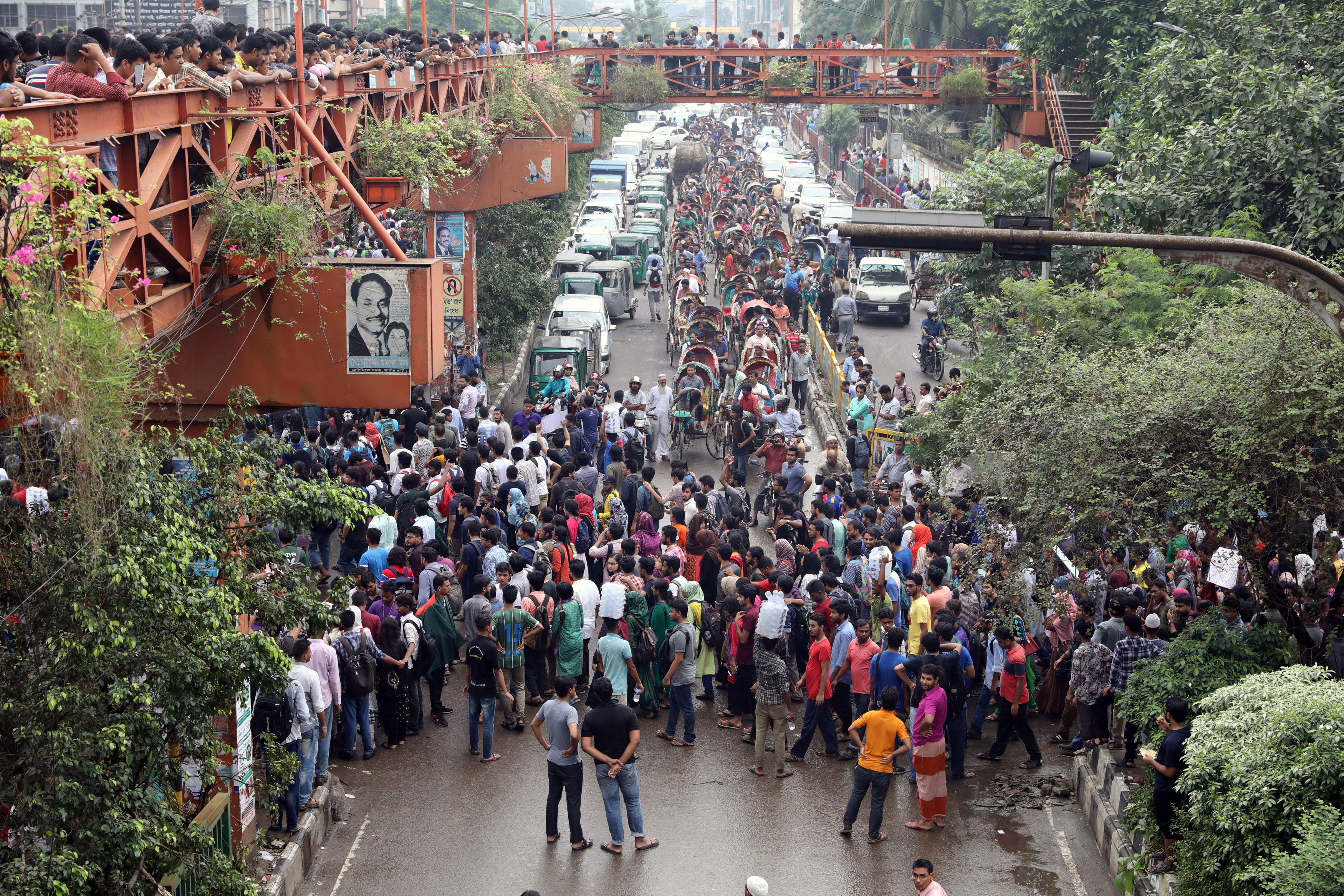 ▲孟加拉首都達卡（Dhaka）學生大規模抗議。（圖／路透社）