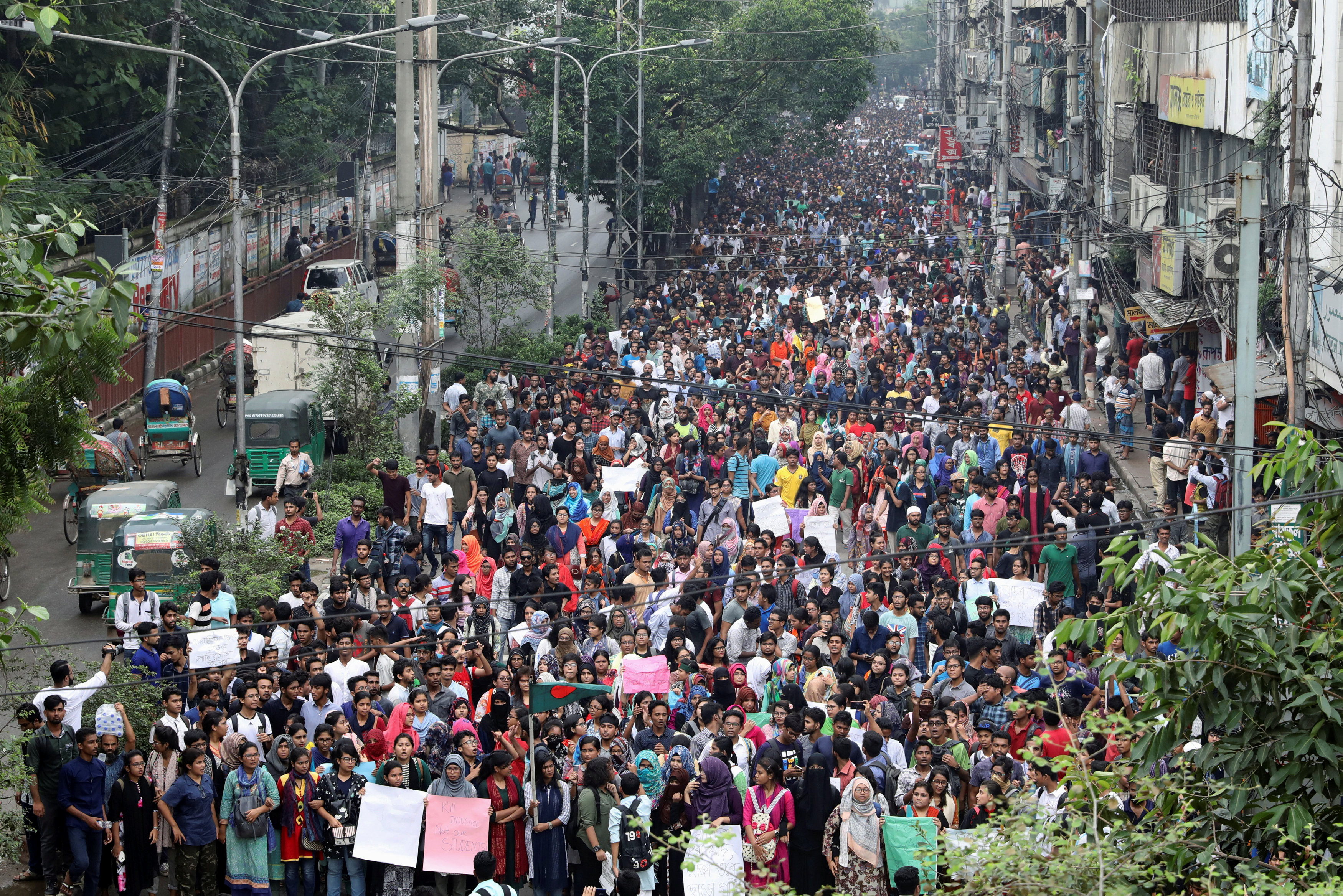 ▲孟加拉首都達卡（Dhaka）學生大規模抗議。（圖／路透社）
