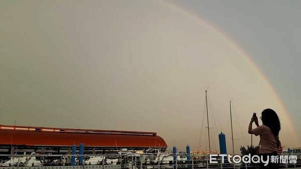 ▲▼5日下午高雄市區部分區域飄雨，但由西子灣面東地區，出現一到彩虹，時間長達30分鐘。（圖／記者宋德威攝，下同）