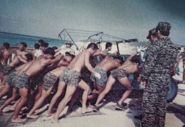 ▲東沙島運補卸載，全靠官兵雙手萬能，倍極辛苦。（圖／摘自海軍陸戰隊刊物）