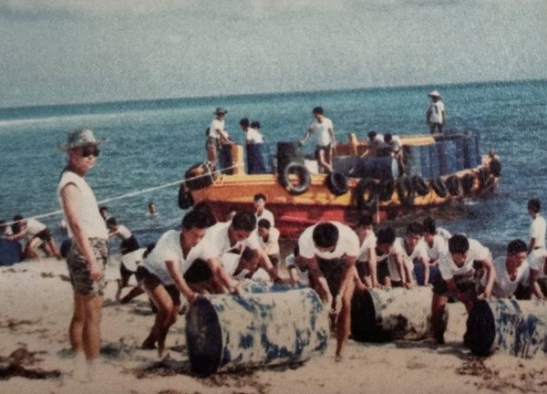 ▲東沙島運補卸載，全靠官兵雙手萬能，倍極辛苦。（圖／摘自海軍陸戰隊刊物）