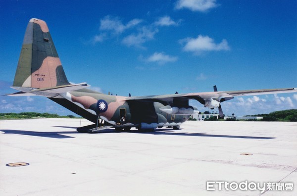 ▲擔負空運任務的空軍C—130力士型運輸機停在東沙島機坪上。（圖／記者林健華攝）