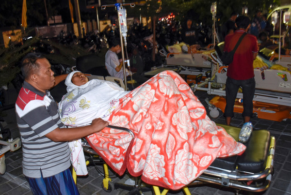 ▲▼印尼龍目島地震，醫院病患撤離到空地避難。（圖／路透）