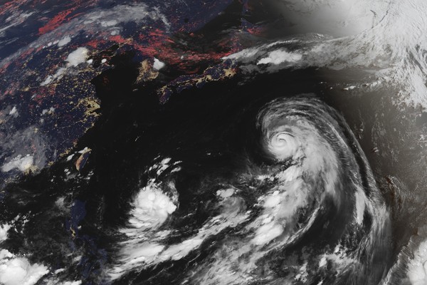 ▲▼14號颱風發育中！一張圖看天氣熱爆「紅到發黑」　未來一周要帶傘。（圖／中央氣象局）
