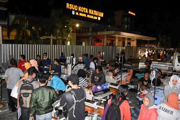 ▲▼龍目島強震／病患聚集在馬塔蘭市（Mataram）的醫院外。（圖／路透）