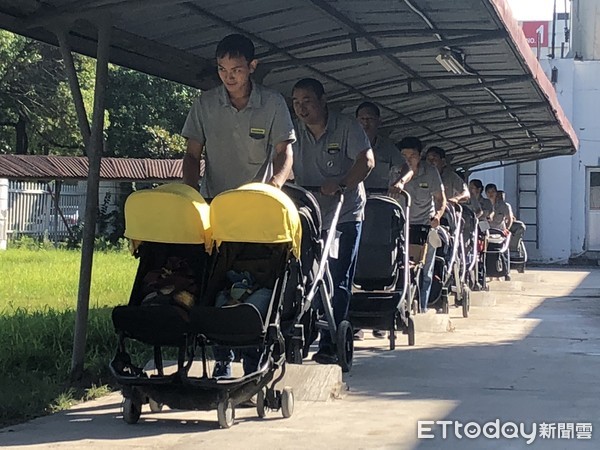 ▲大叔、阿姨推著嬰兒車進行人工測試             。（圖／記者魏有德攝）