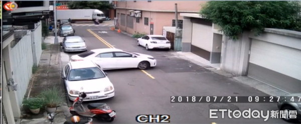 男剛從日本返台不熟左駕，開車路邊停車竟擦撞車輛逃逸。（圖／記者李忠憲翻攝）