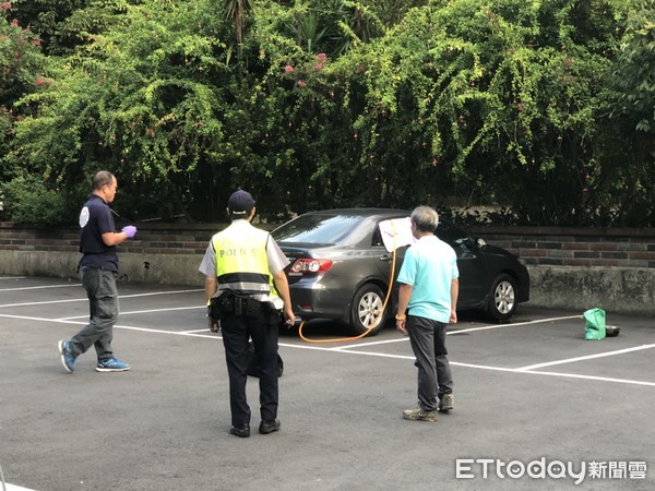 ▲▼男子被發現陳屍在桐花公園停車場內，警方到場拉起了封鎖線。（圖／記者趙永博攝）