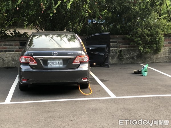 ▲▼男子被發現陳屍在桐花公園停車場內，警方到場拉起了封鎖線。（圖／記者趙永博攝）