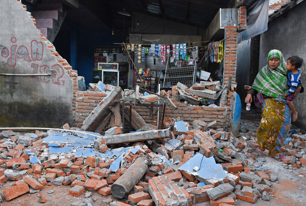 ▲▼ 印尼龍目島5日發生規模7.0強震，造成至少82人死亡、數百人受傷，上千人被迫撤離，數千棟建築物被震毀。（圖／路透）