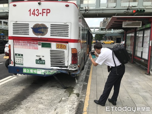 ▲▼GTR超跑撞上公車後由拖吊車脫離現場。（圖／資料照／記者黃彥傑攝）