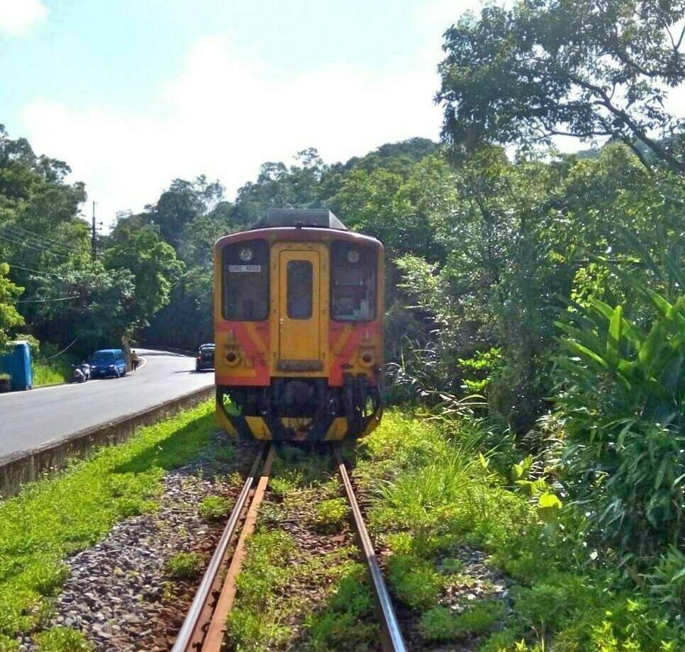 ▲▼台鐵區間車在平溪線遭闖軌客車擦撞。（圖／台鐵提供）