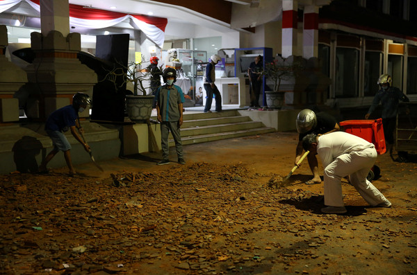 ▲▼ 印尼龍目島5日發生7.0強震，鄰近的峇里島也傳出災情。（圖／路透）