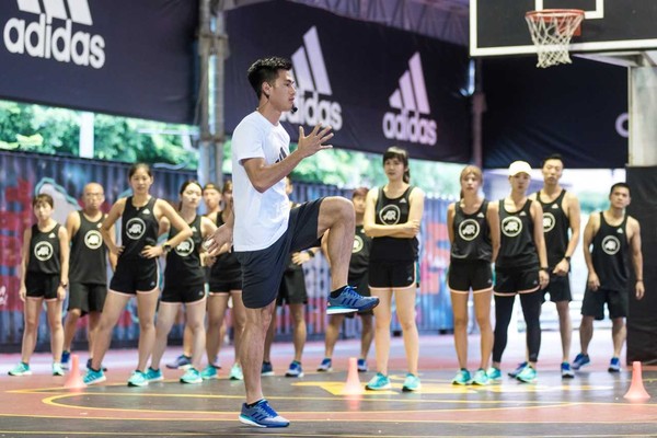 ▲adidas簽約運動員楊俊瀚，在2018 Sports Base跑步訓練課程，親身示範基礎體能訓練動作。（圖／adidas提供）