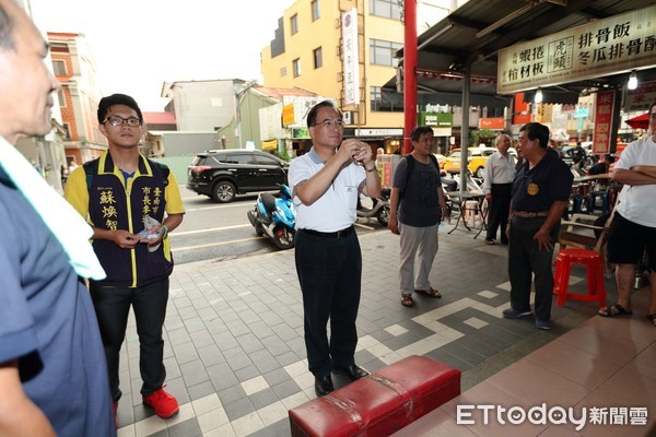 ▲台南市廣安宮列為古蹟，不能改建，文資單位也不准廟方修剪榕樹，導致榕樹樹根入侵廟內，並盤據廣安宮。（圖／記者林悅翻攝）