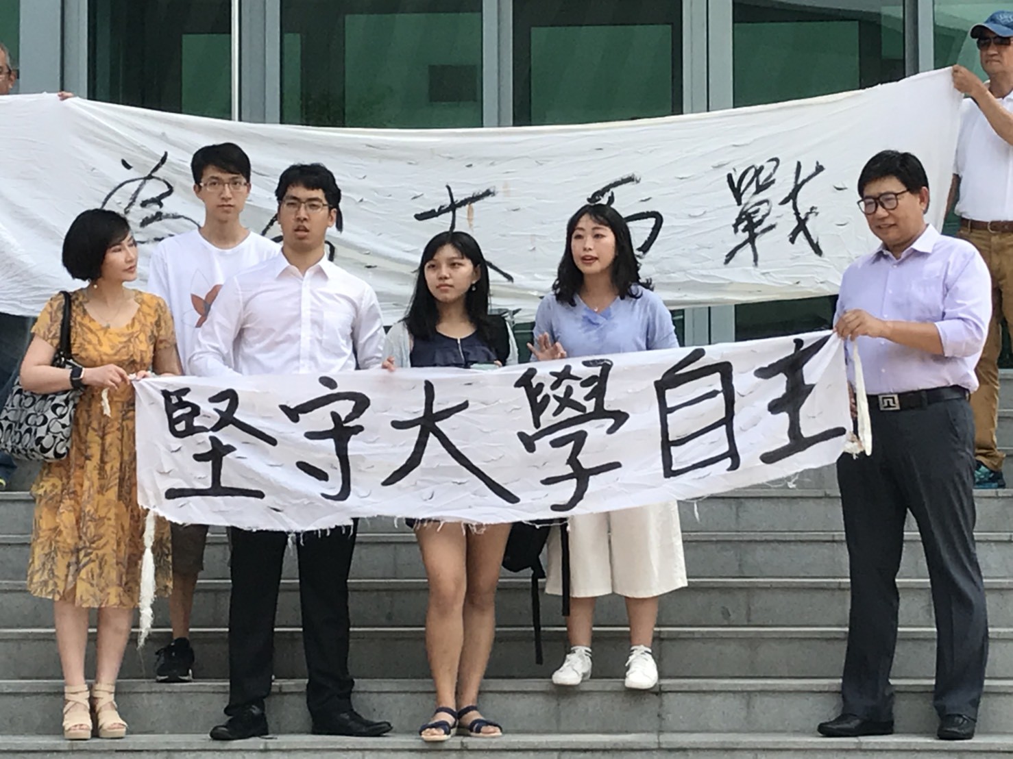 ▲▼台大學生代表高舉白布條要求教育部堅守大學自主。（圖／記者許展溢攝）