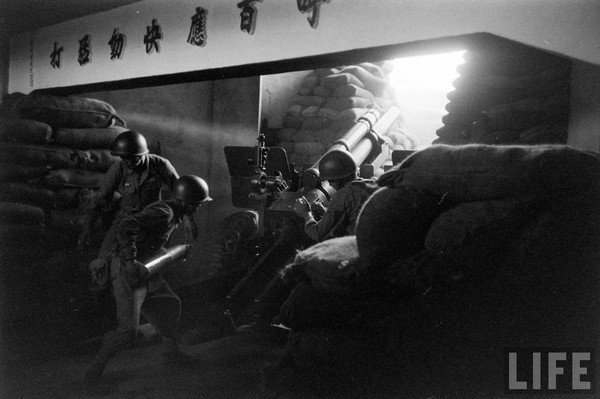 ▲▼美國戰地攝影師John Dominis於823砲戰期間，在金門砲堡內拍攝一連串國軍105榴砲的反擊畫面，並於1958年登上《LIFE》雜誌。（圖／金門戰地史蹟學會提供）