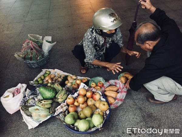 ▲▼新店86歲婆婆深夜賣菜！靠超商燈光擺攤　睡4小時就要出門批貨。（圖／Mingli Chen授權提供）