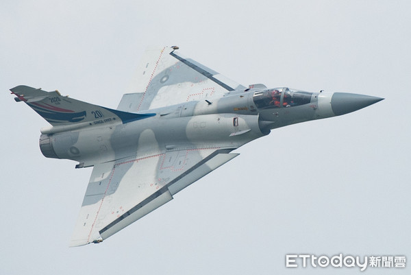 ▲▼嘉義空軍基地參訪,M2000-5型機性能展示幻象2000特技飛行。（圖／記者季相儒攝）