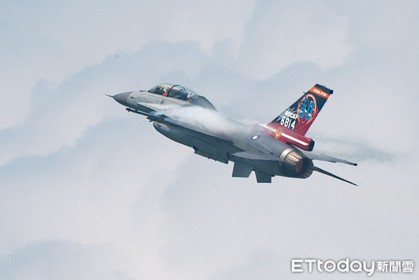 ▲▼嘉義空軍基地參訪,F-16型機性能展示F-16特技飛行。（圖／記者季相儒攝）
