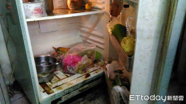 ▲▼廚餘婦家中的冰箱還有發霉的食物。（圖／記者唐詠絮攝）