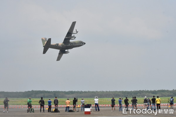 ▲▼　空軍嘉義水上基地今進行「營區開放全兵力預校」活動，Ｃ１３０運輸機龐大身軀低飛衝場，吸引媒體及航空迷爭相拍照。（圖／記者翁聖勳攝）