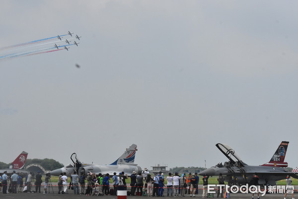 ▲▼　空軍司令部嘉義水上基地１１日舉辦營區「航空嘉年華抵嘉」活動，７日上午進行「營區開放全兵力預校」過程安排國內各主力型機種執行空中操演。（圖／記者翁聖勳攝）