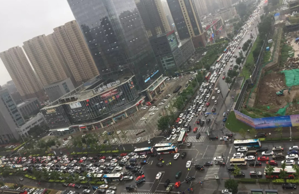 ▲▼暴雨和早高峰導致嚴重交通堵塞。（圖／翻攝自瀋陽晚報）