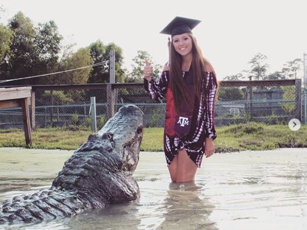 ▲▼女大生與鱷魚拍畢業照。（圖／取自Makenzie Noland IG）