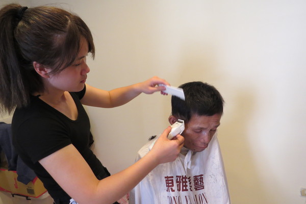 ▲蘇慧君常幫癌末父親修剪頭髮。