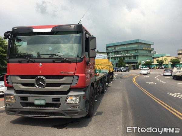 ▲▼載滿啤酒的聯結車行經台中工業區彎道，1600多箱啤酒全部甩飛墜地。（圖／記者李忠憲翻攝）