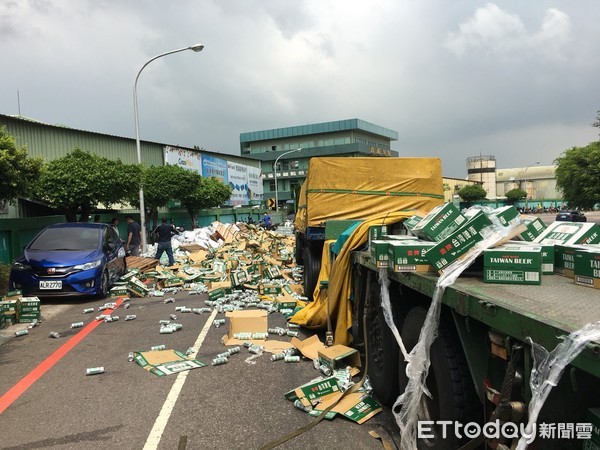 ▲▼載滿啤酒的聯結車行經台中工業區彎道，1600多箱啤酒全部甩飛墜地。（圖／記者李忠憲翻攝）