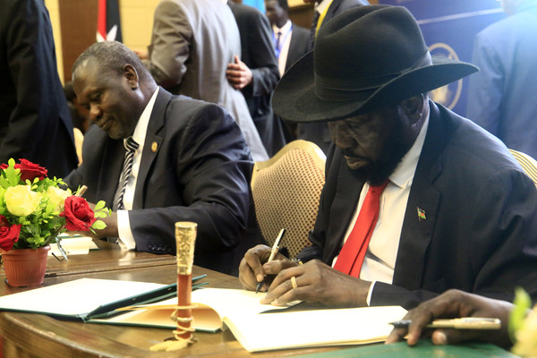 ▲▼南蘇丹總統薩爾瓦·基爾（圖右）和主要反對派領導人里克·馬查爾(圖左)在8月5日蘇丹首都喀土穆簽署了和平協議。（圖／達志影像／newscom）