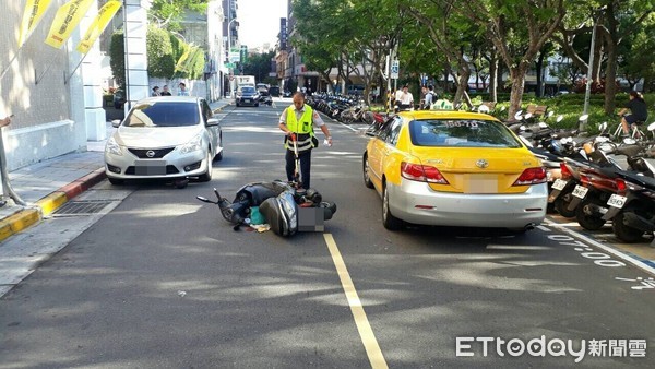 ▲▼騎士撞到轎車門後倒臥對向車道，遭小黃撞上不治。（圖／記者邱中岳翻攝）