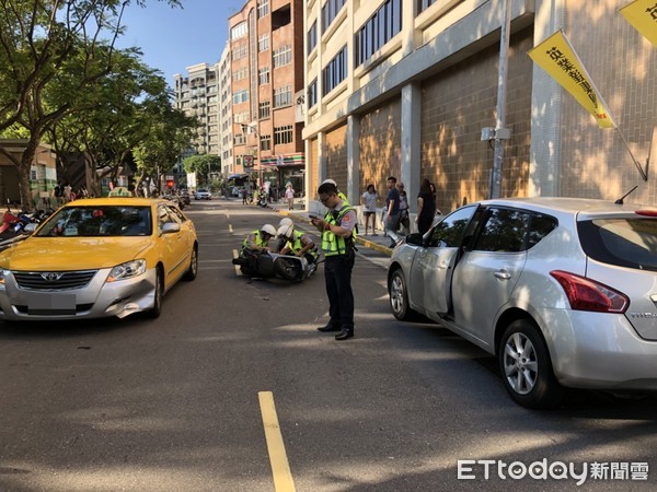 ▲▼騎士撞到轎車門後倒臥對向車道，遭小黃撞上不治。（圖／記者邱中岳翻攝）