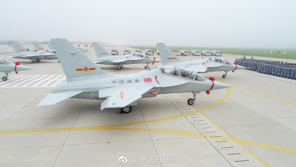 多達12架「獵鷹」教練-10正式裝備中國海軍航空大學某飛行團，完成該團一個大隊的完整換裝，未來新一批的航母艦載機飛行員很可能由該機培訓出來。（圖／翻攝自中國海軍網）
