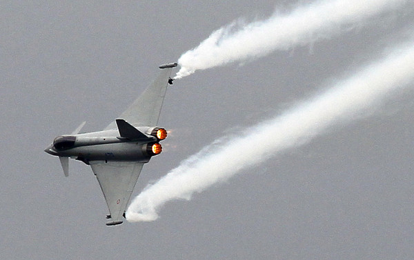 ▲▼ 歐洲戰鬥機颱風,Eurofighter Typhoon,在2011年6月20日星期一,在巴黎航空展的第一天在Le Bourget機場進行示範飛行。（圖／達志影像／美聯社）