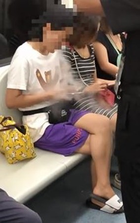 ▲▼女子在北京地鐵車廂內吸電子菸。（圖／翻攝大陸網站）