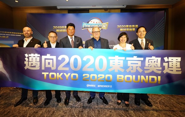 ▲辜仲諒（左三）和貴賓合影宣誓中華隊前進2020東京奧運            。（圖／中華棒協提供）