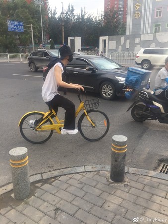 ▲▼范丞丞北京騎腳踏車，戴黑帽、黑口罩。（圖／翻攝自微博）