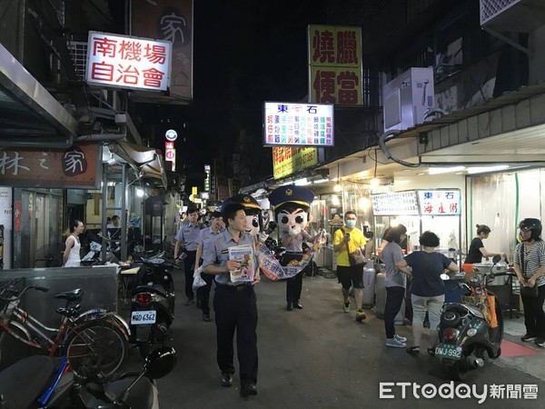 ▲▼所長在人潮眾多的南機場夜市宣導犯罪預防。（圖／記者邱中岳翻攝）