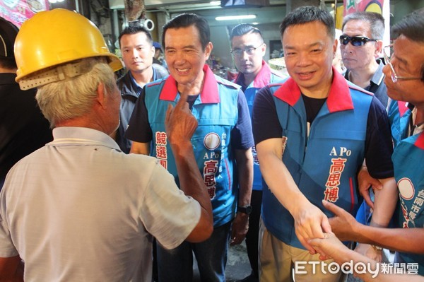 ▲▼馬英九陪同台南市長參選人高思博，狂掃五廟院間祈福。（圖／高思博競選總部提供）