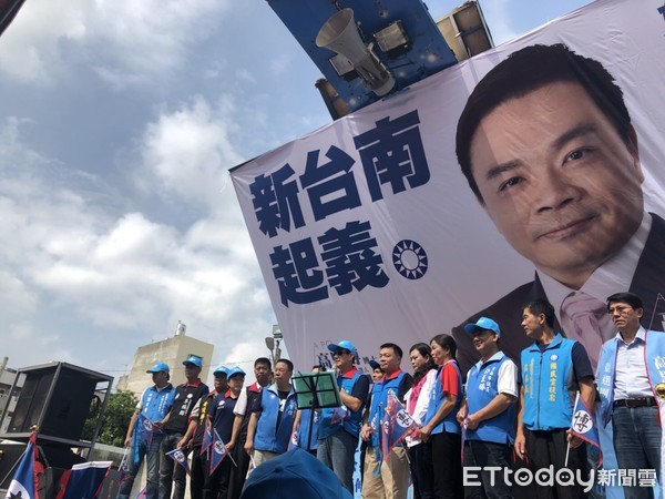 ▲▼馬英九陪同台南市長參選人高思博，狂掃五廟院間祈福。（圖／高思博競選總部提供）