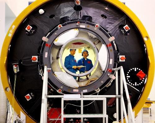 ▲▼宇航員在天宮二號艙內進行艙內程式訓練。（圖／翻攝自新華社）